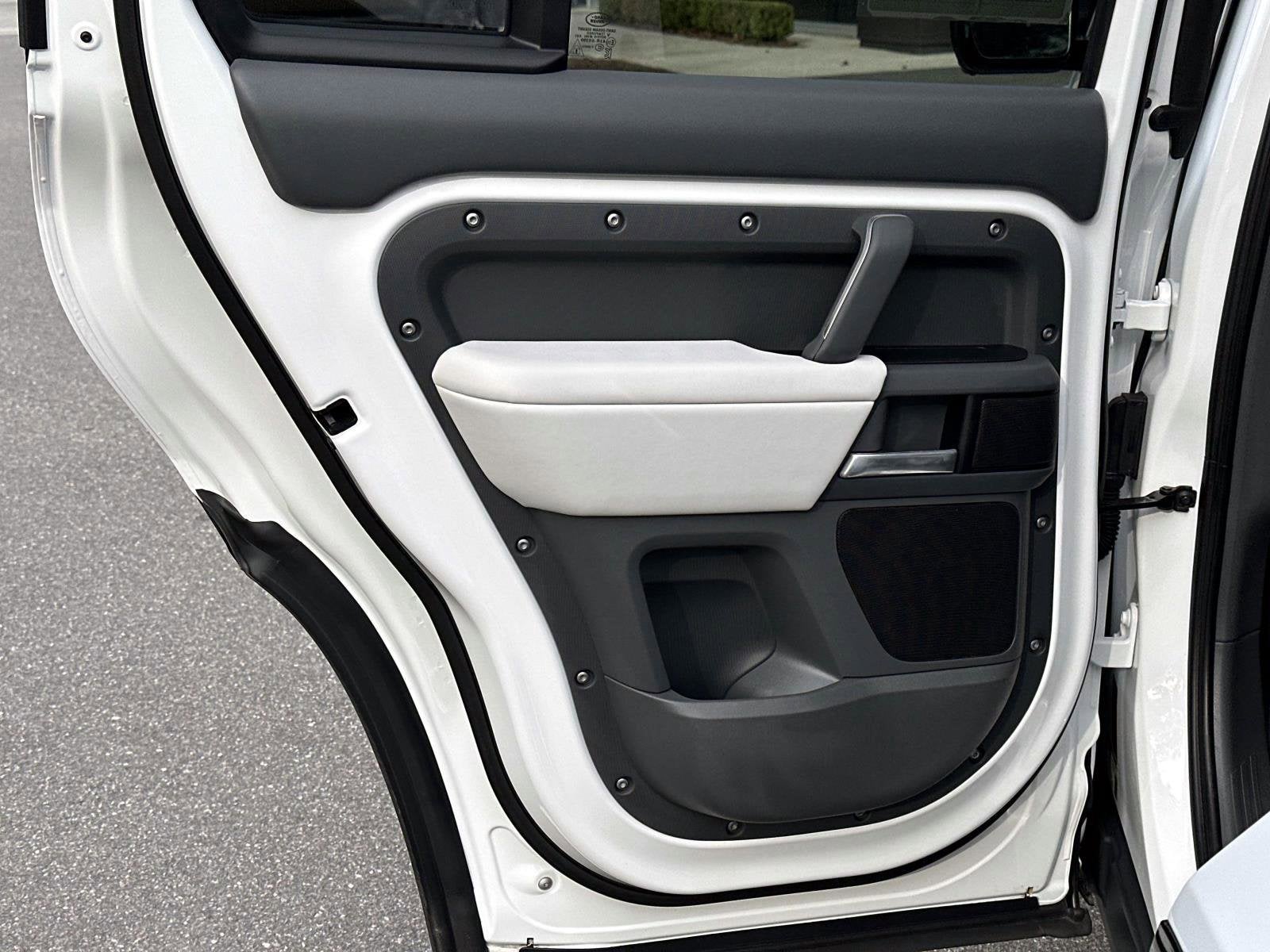 2025 Land Rover Defender 110 X-Dynamic SE