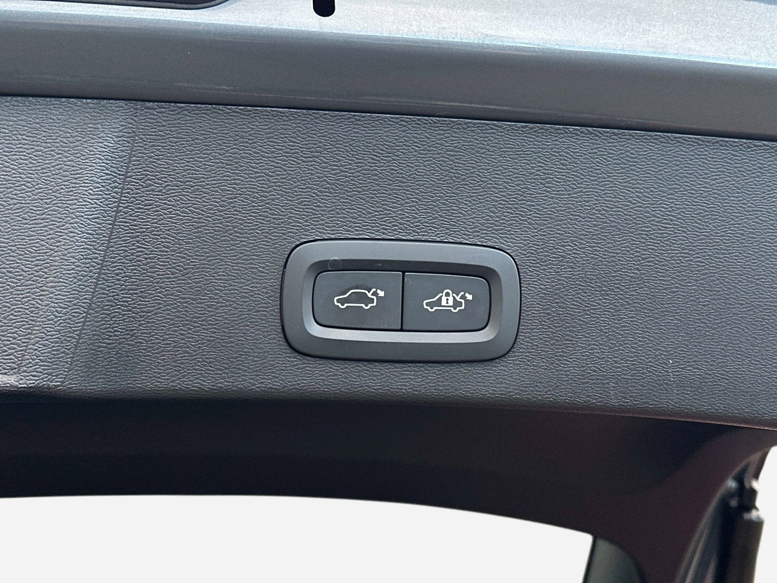 2023 Volvo XC40 Ultimate Bright Theme