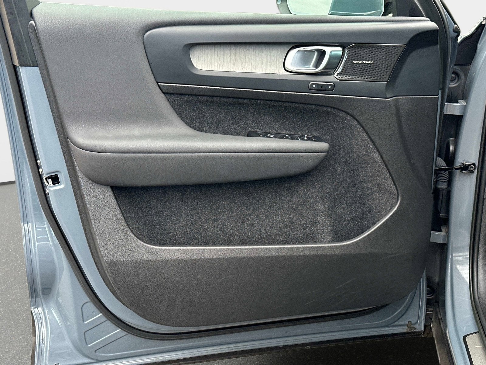 2023 Volvo XC40 Ultimate Bright Theme