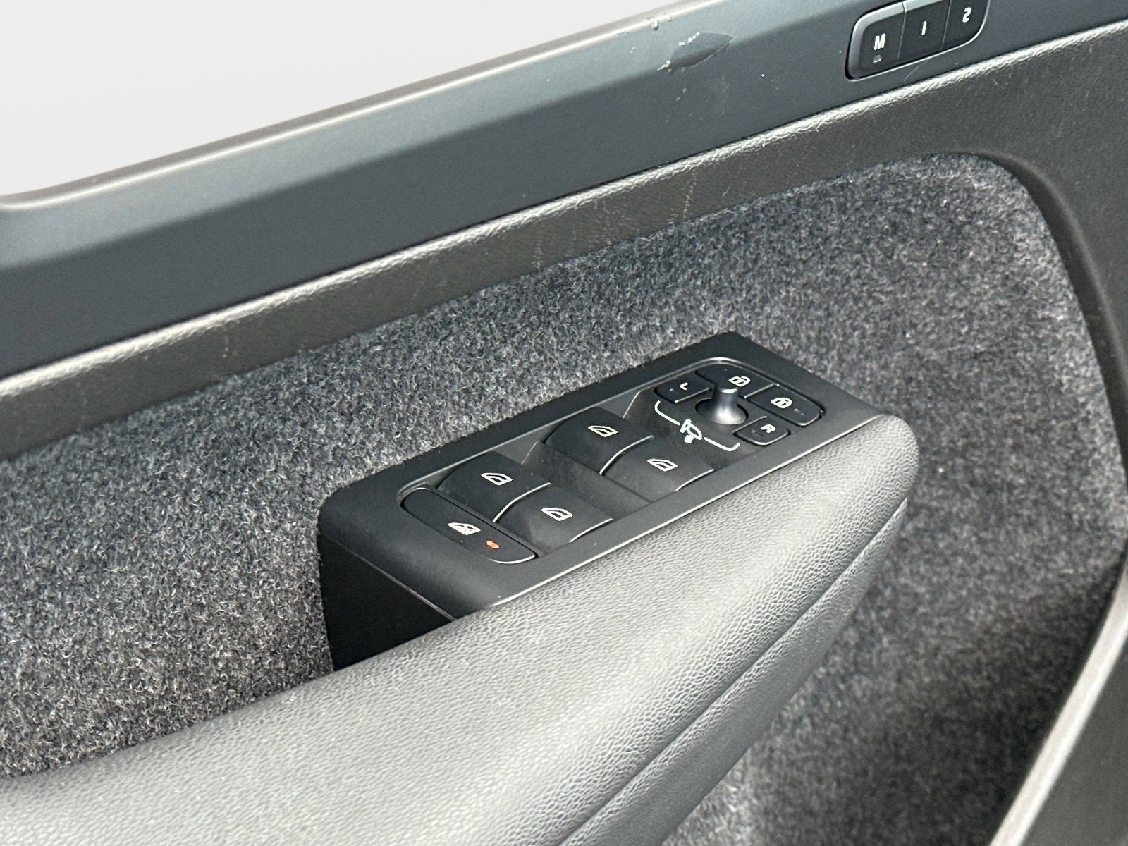 2023 Volvo XC40 Ultimate Bright Theme