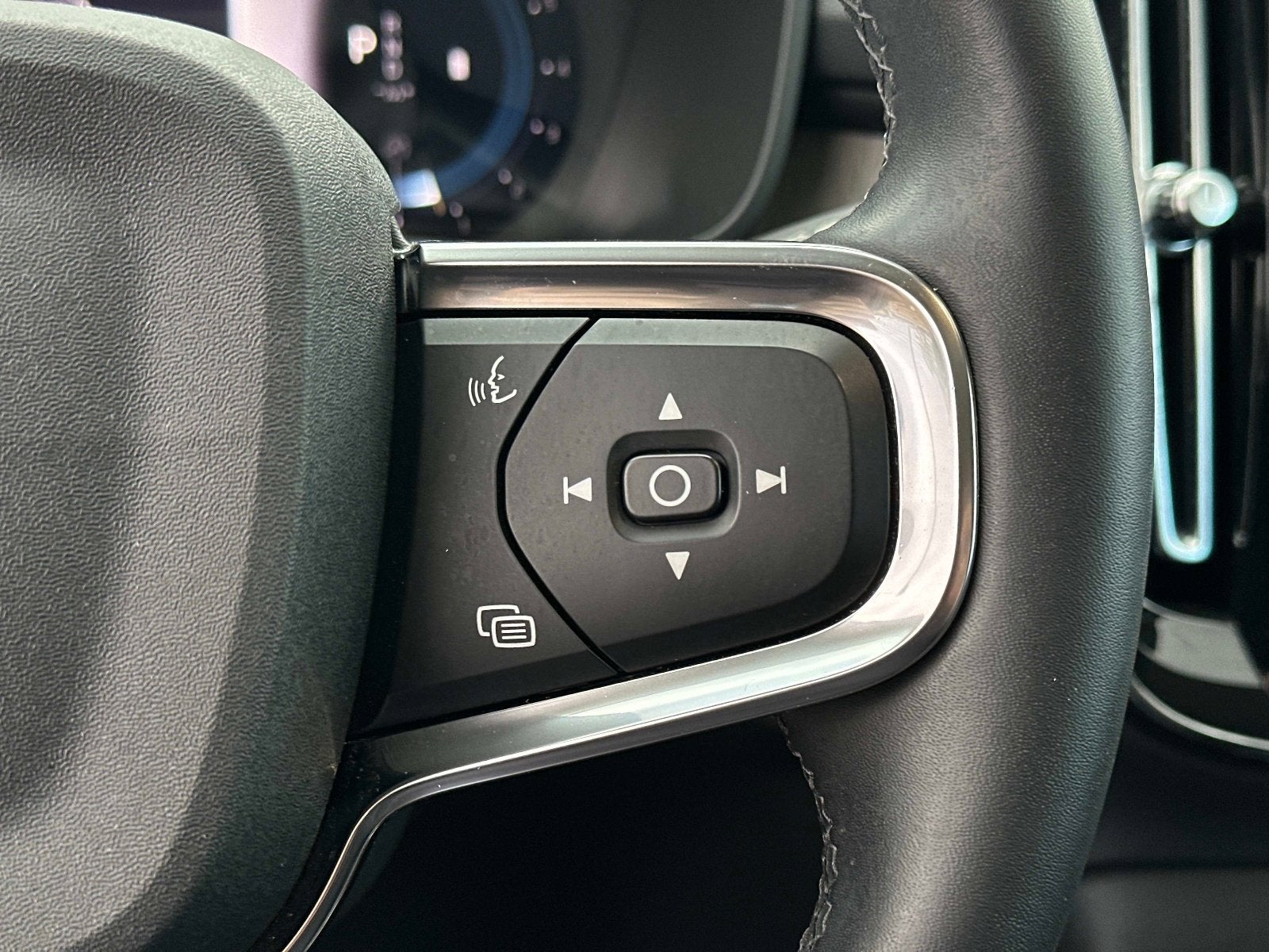 2023 Volvo XC40 Ultimate Bright Theme