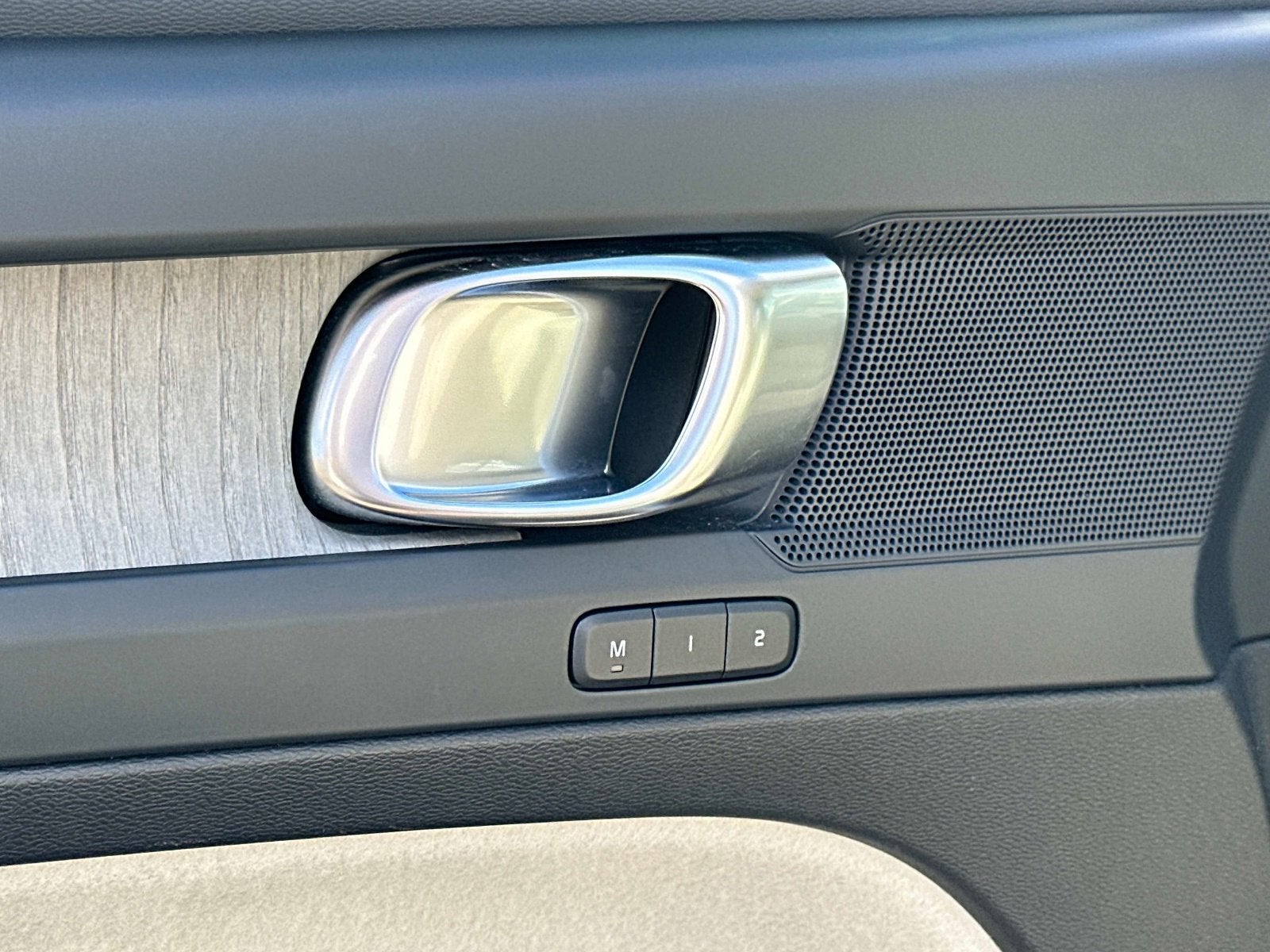 2023 Volvo XC40 Plus Dark Theme