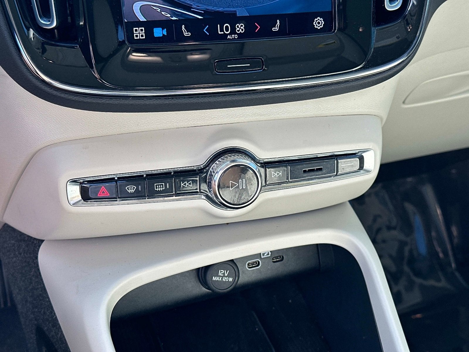 2023 Volvo XC40 Plus Dark Theme