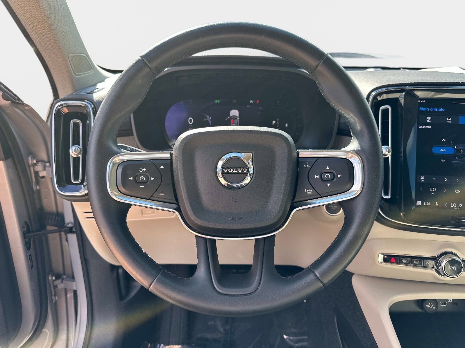 2023 Volvo XC40 Plus Dark Theme