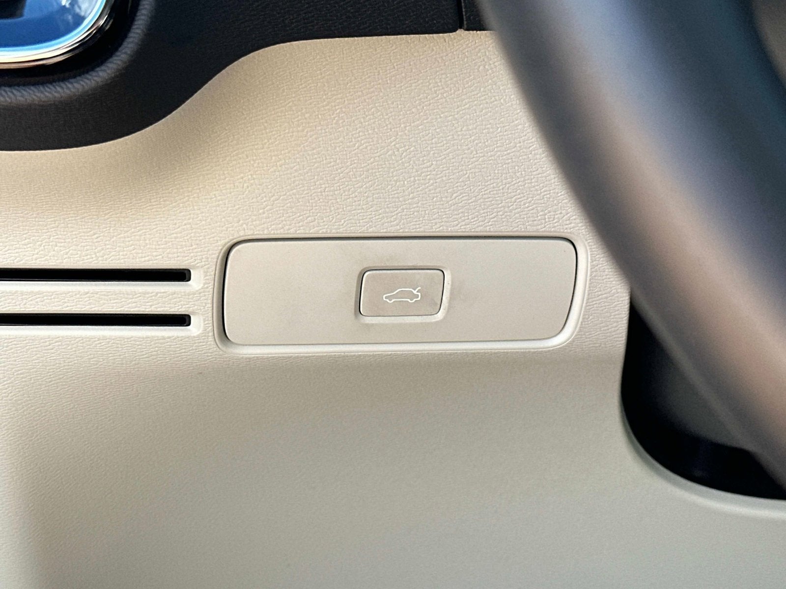 2023 Volvo XC40 Plus Dark Theme